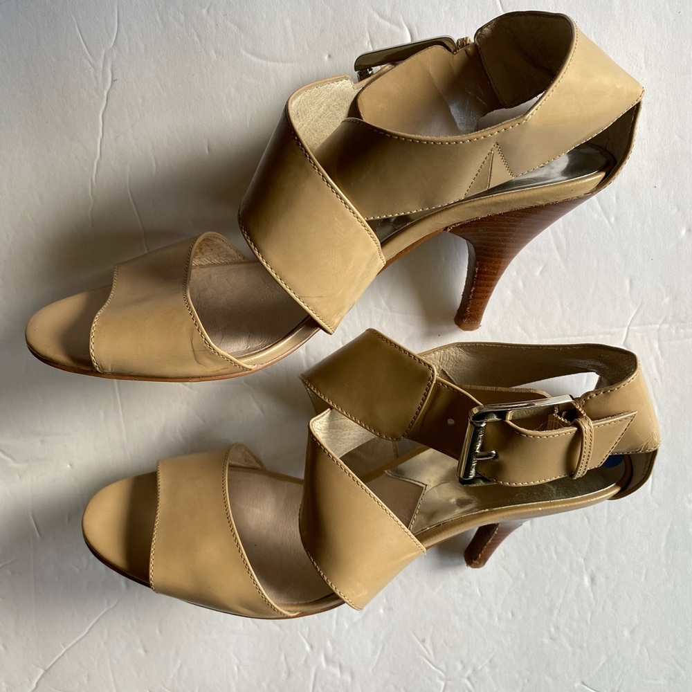 Michael Kors - Lovely tan patent leather strapped sandals, 3.5” heels, Size: 7.5